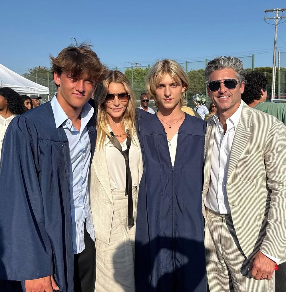 Patrick Dempsey et sa femme Jillian posent avec les fils Darby et Sullivan à leur diplôme