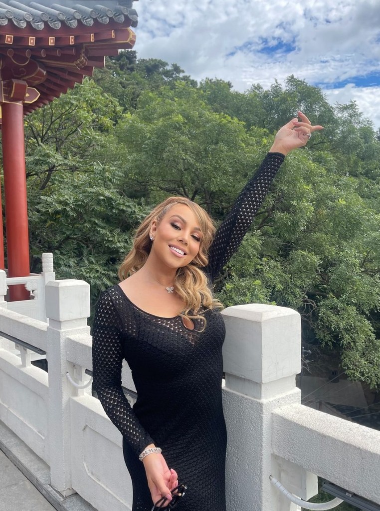 客製化系統 瑪麗亞凱莉 (Mariah Carey) 於 2024 年 9 月 14 日在 Instagram 上分享的照片，照片中她與全景參觀了北京的中國長城