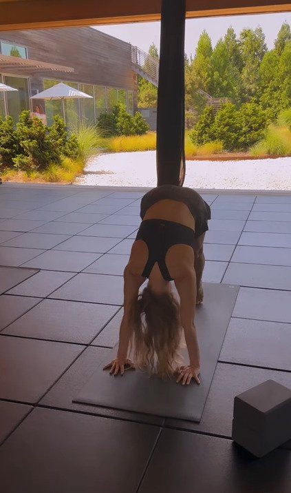 juslianne hough aerial yoga