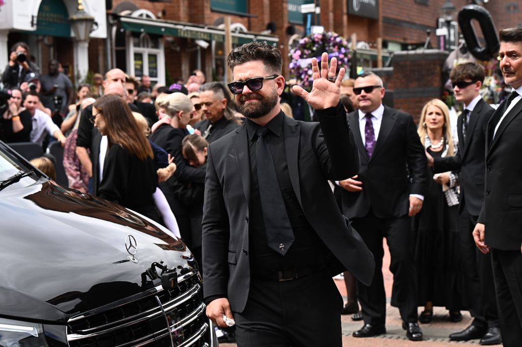 Comment les membres de la famille d'Ozzy Osbourne ont chacun rendu hommage à Singer à leur manière spéciale 3 Jack Osbourne Funeral Ozzy