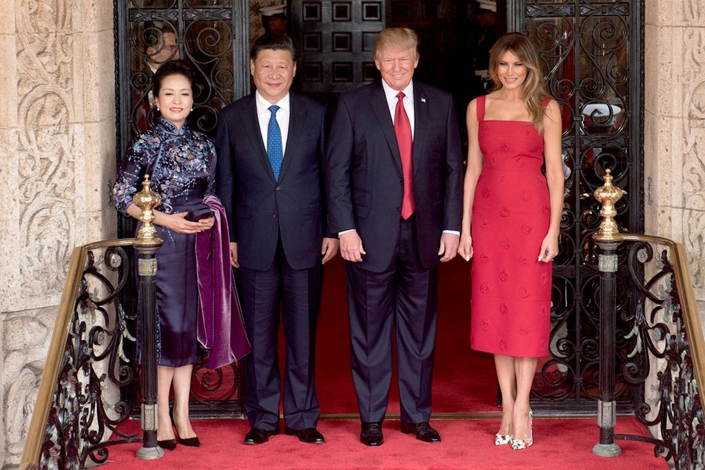 President Donald Trump and First Lady Melania Trump pose for a photo with Chinese President Xi Jingping and his wife, Mrs. Peng Liyuan, Thursday, April 6, 2017, at the entrance of Mar-a-Lago in Palm Beach, Fl