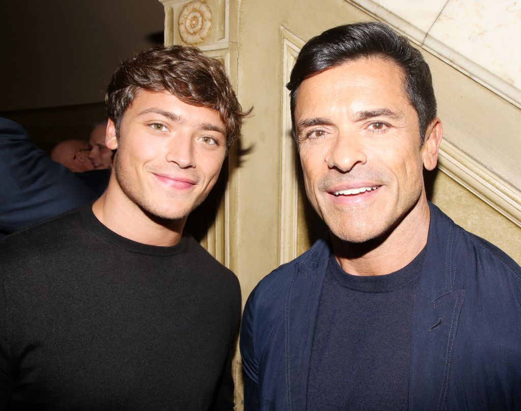 Joaquin Antonio et Consuelos Mark Consuelos posent lors de la soirée d'ouverture de la pièce "ART" à Broadway au Music Box Theatre le 16 septembre 2025 à New York.