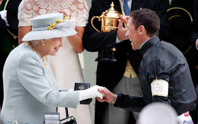 queen shaking hands