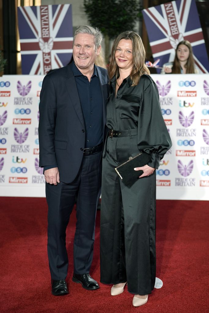 O líder trabalhista Sir Keir Starmer e sua esposa Victoria Starmer chegam à cerimônia de premiação Pride of Britain, realizada no The Grosvenor House Hotel, em Londres. 