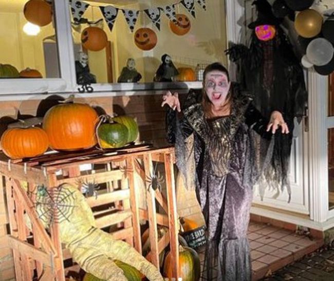 Jonnie Irwins wife Jessica posing outside their home for Halloween