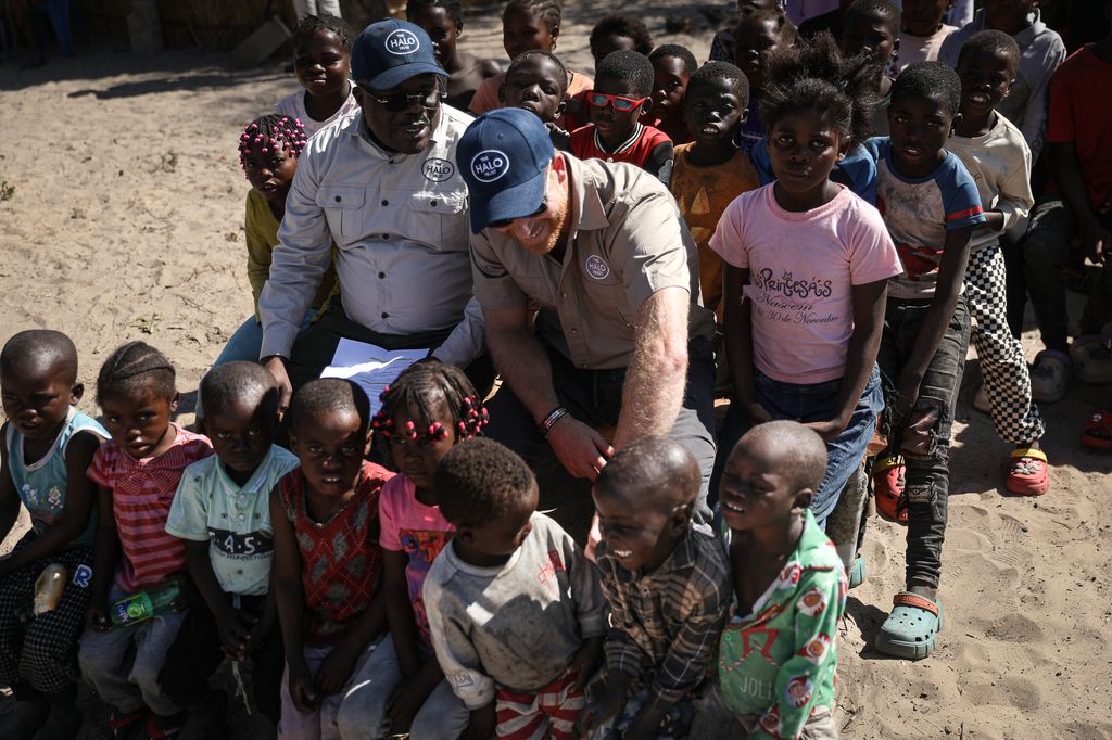 Le prince Harry au milieu d'un groupe d'enfants