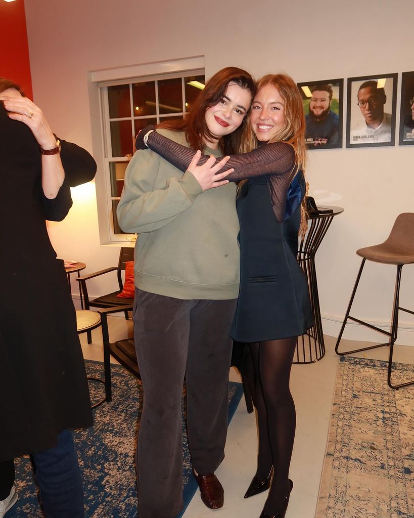 Sydney wore the chicest pinafore dress and sheer tights combo