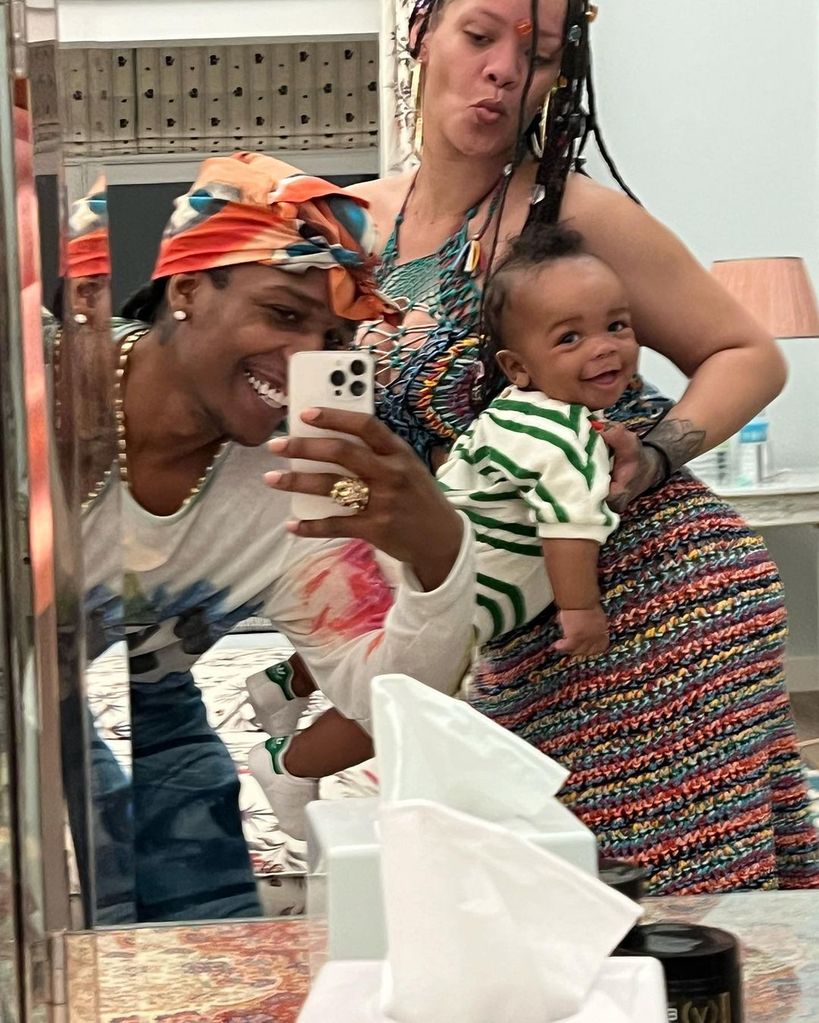 Uma selfie de família no espelho mostra RZA vestindo listras, segurada por Rihanna enquanto Rocky tira a foto