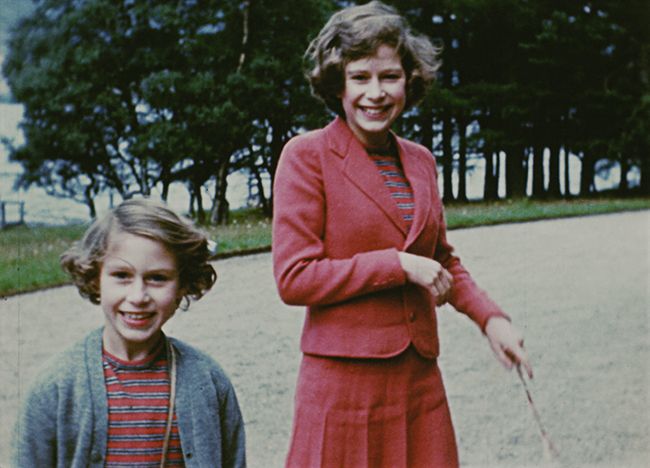 the queen young with princess margaret