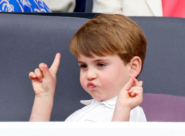 prince louis holding up fingers and pulling funny face