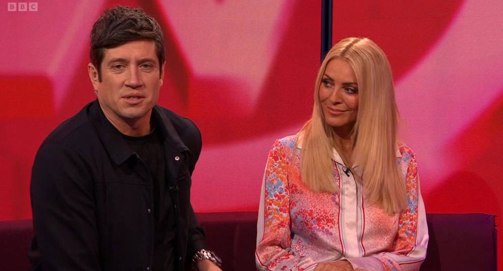 Les fans surpris alors que Tess Daly fait une apparition surprise dans une émission de la BBC : "C'est très bizarre" 1 Vernon Kay et Tess Daly présentent sur The One Show