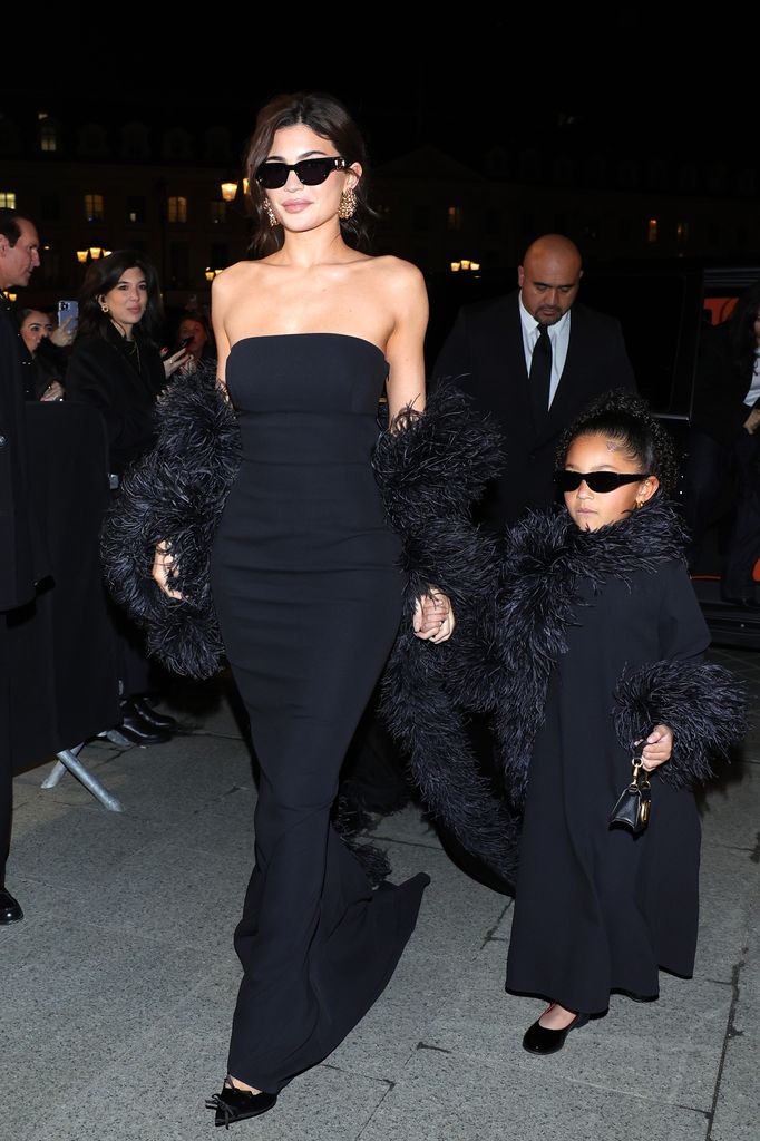 Kylie Jenner y Stormi Webster asisten al espectáculo de Valentino Haute Couture Primavera/Verano 2024 