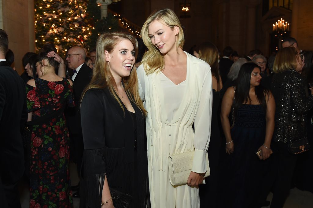 beatrice chatting to model karlie kloss