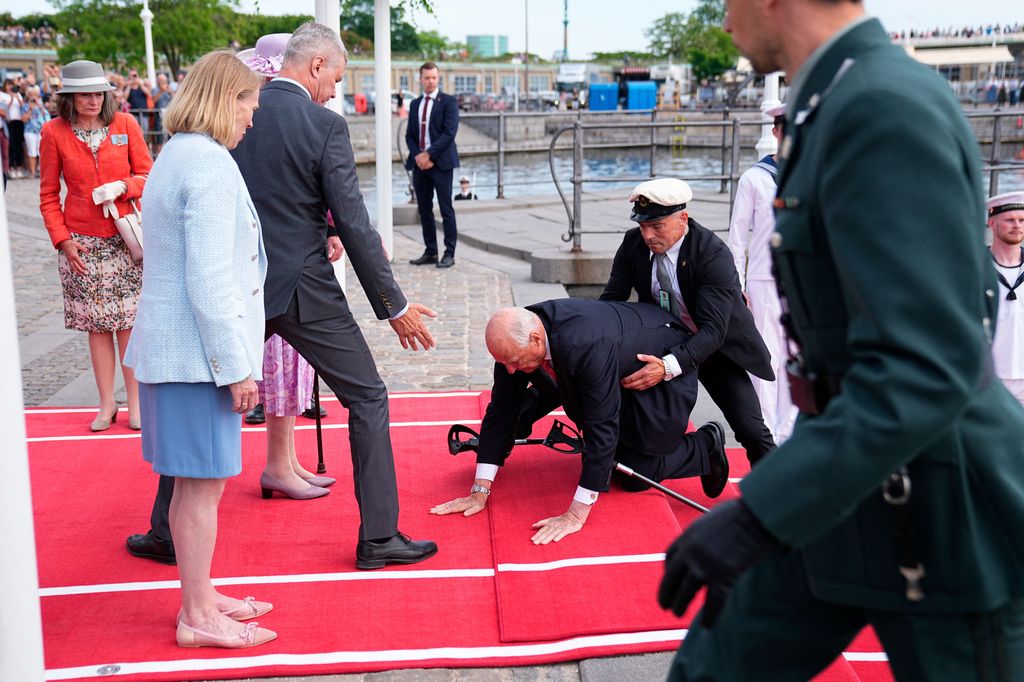 King Harald V of Norway falls during Denmark visit