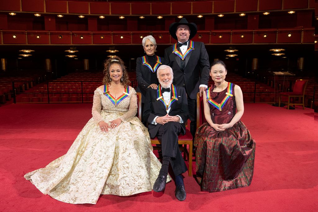 Penerima Penghargaan Kennedy Center Debbie Allen, Joan Baez, Dick Van Dyke, Garth Brooks, dan Midori dirayakan di Washington, DC