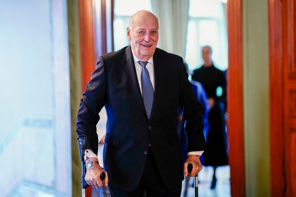 Kign Harald walking with crutches