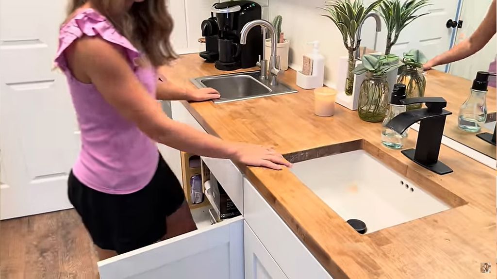 Jana Duggar has two sinks in her kitchen