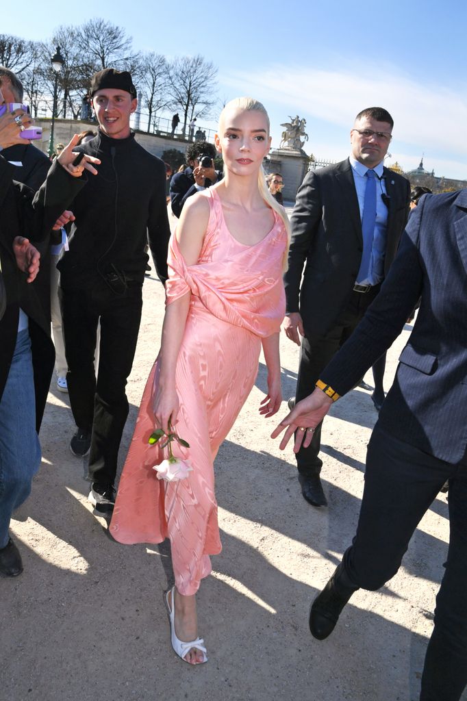 Anya Taylor-Joy assiste au défilé Christian Dior lors de la Fashion Week de Paris 