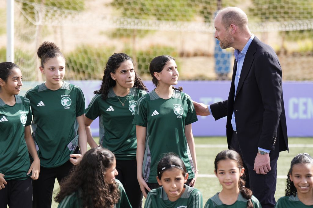 Le prince William s'entretient avec un groupe de jeunes footballeuses lors d'une visite à MISK Sports City à Riyad