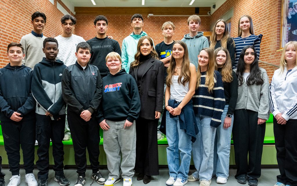 Queen Mary with students at Pilehaveskolen