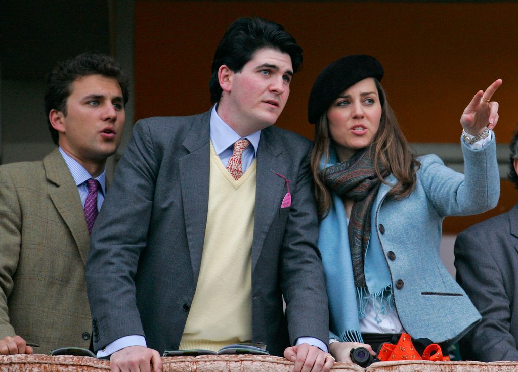 Thomas van Straubenzee (à esquerda) e Kate Middleton (à direita) assistem à corrida de cavalos da Gold Cup da sacada do Royal Box enquanto ela participa do Cheltenham Horse Racing Festival em 16 de março de 2007