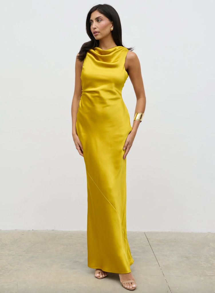 Comment s'habiller comme Victoria Beckham - une robe jaune safran de Lavish Alice