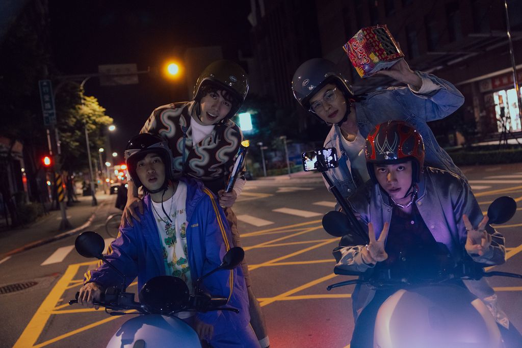 Quatre hommes circulant sur des cyclomoteurs dans Million-Follower Detective