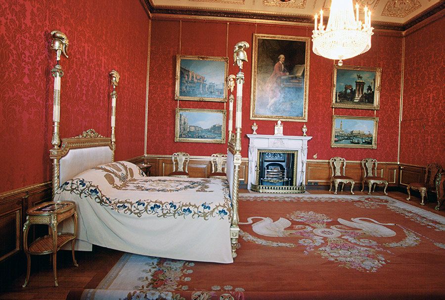 The Queen S 1 000 Room Castle Where She S Being Monitored For COVID 19   620627dfac89 Windsor Kings Bedroom A 