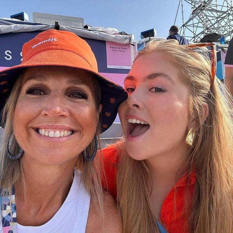 Queen Maxima and Princess Catharina-Amalia pose for a selfie at the Olympics