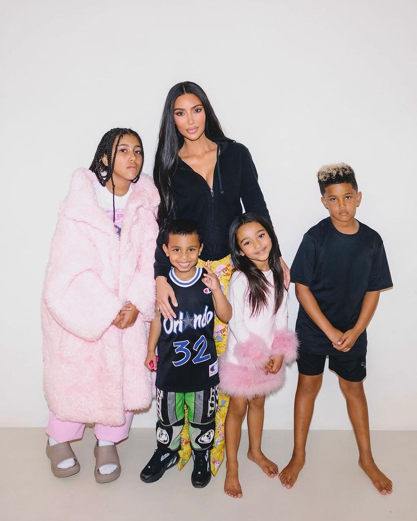 Kim Kardashian posa com seus quatro filhos na festa de 6 anos de Chicago West