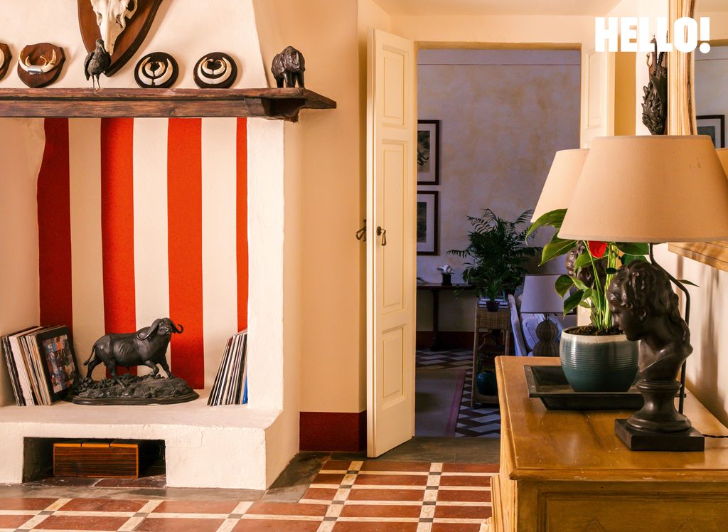 A room with a striped red and white wall in Villa Talamo