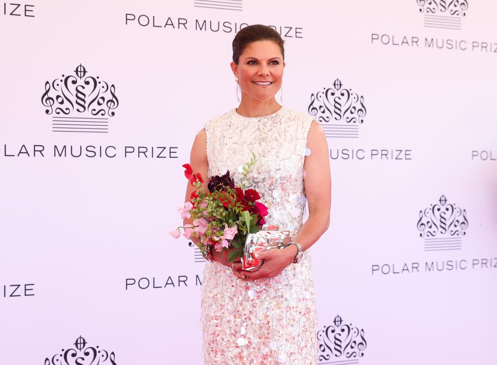 Princesa herdeira Victoria em vestido branco de lantejoulas