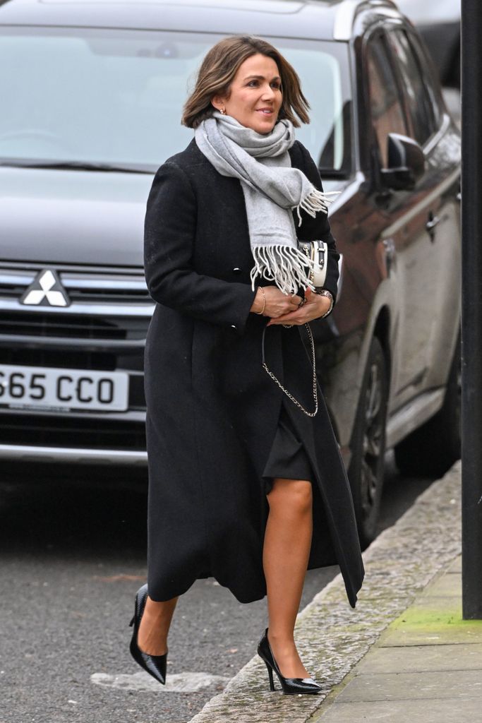 Susanna Reid chega ao funeral de Derek Draper em Londres