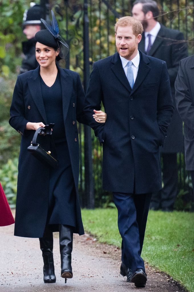 Meghan Markle e Príncipe Harry Harry andando de preto