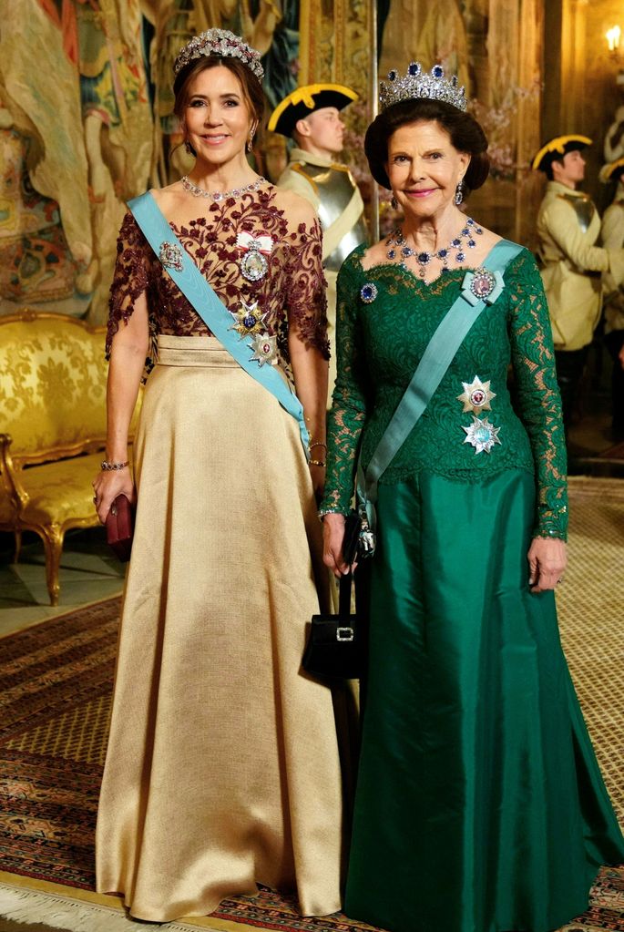 królowa Maria i królowa Sylwia w sukniach balowych i tiarach