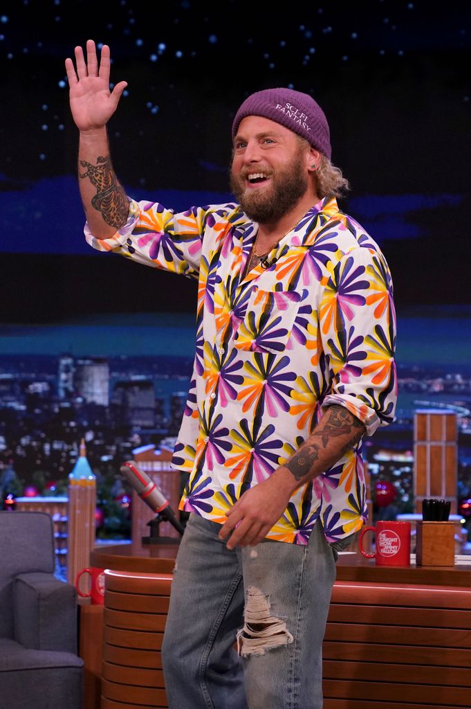 jonah hill waving at audience