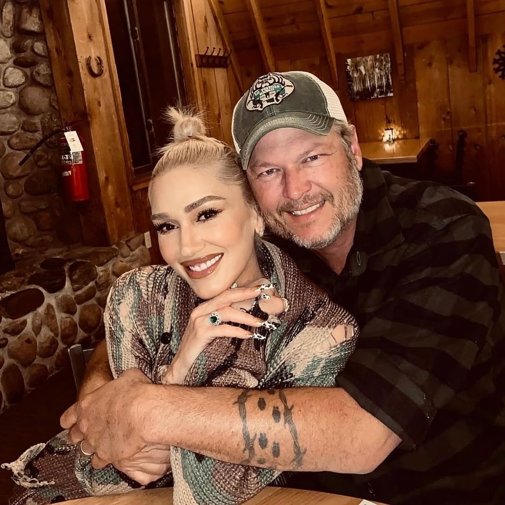 gwen stefani and blake shelton hugging