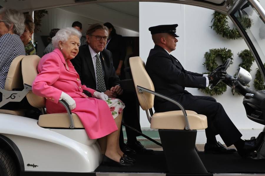 the queen at chelsea flower show