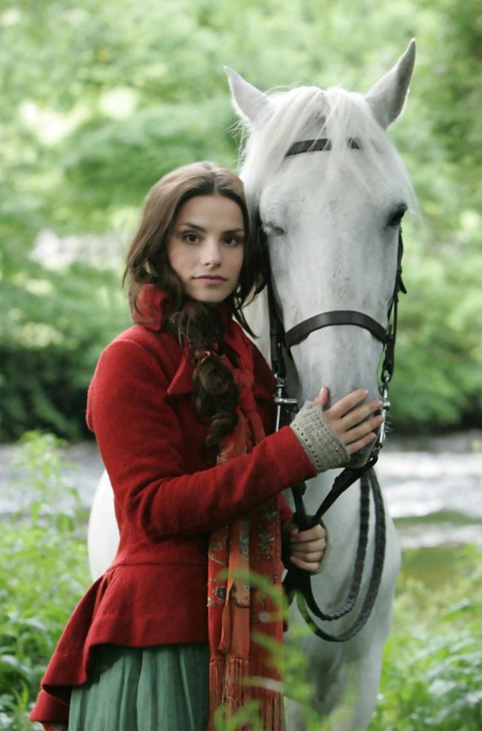 L'adaptation « douloureuse » des Hauts de Hurlevent de Tom Hardy avec sa femme Charlotte Riley saluée comme parfaite 1 Charlotte Riley avec un cheval blanc dans un alambic des Hauts de Hurlevent