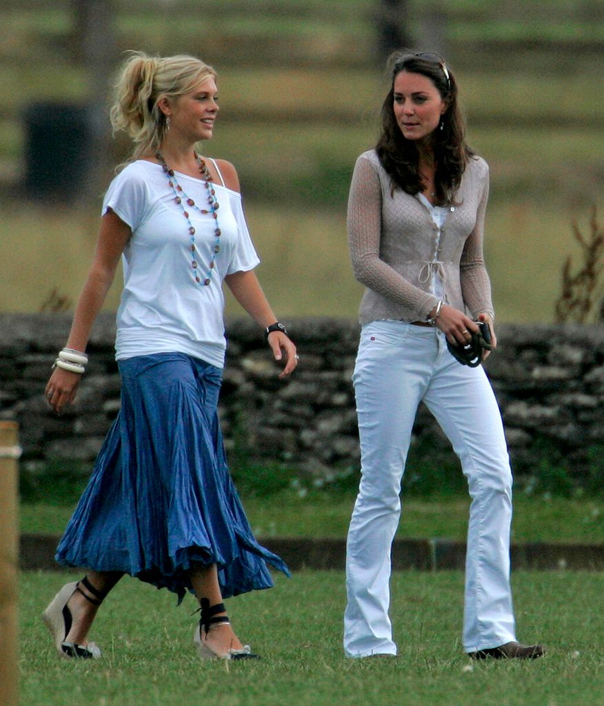 A então Kate Middleton vestindo jeans branco em 2006, assistindo o Príncipe William jogar um pólo beneficente.  Ela foi acompanhada pela namorada do Príncipe Harry na época, Chelsy Davy