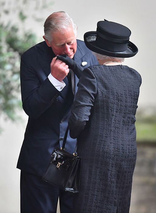 prince charles kisses queen hand at countess mountbatten funeral