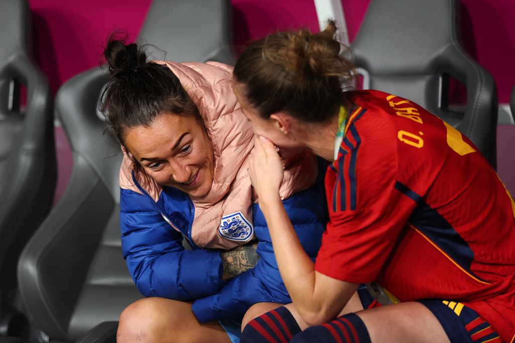 Ona Batlle avec ses bras autour de Lucy Bronze