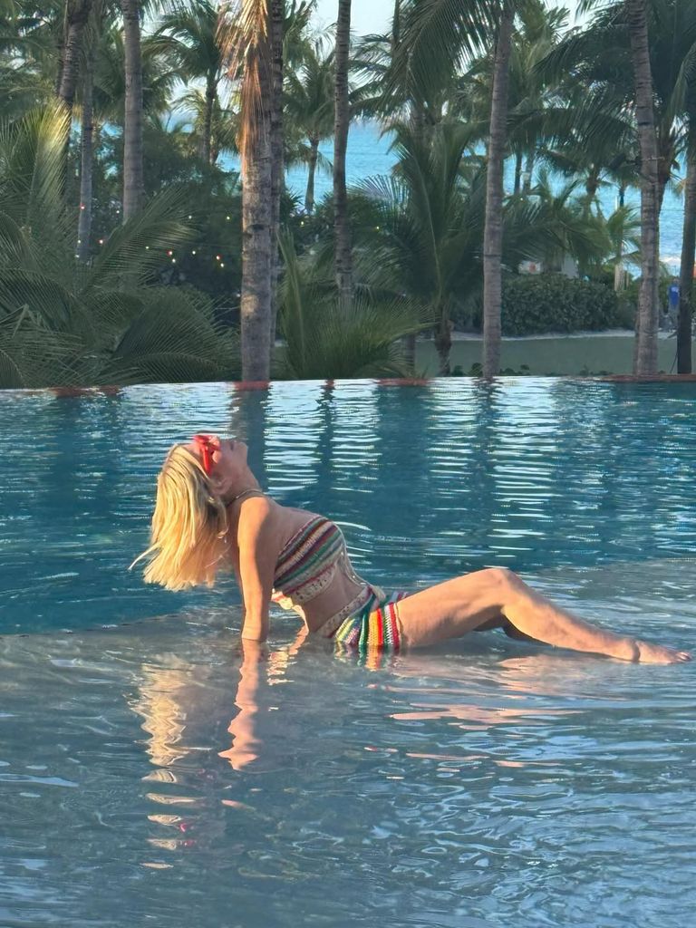 Tori Spelling pose dans un deux-pièces en tricot multicolore en vacances au Hyatt Bahamar Resort à Nassau, partagé sur Instagram