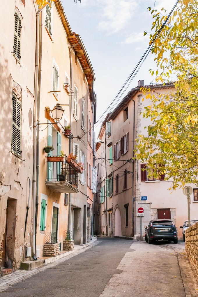 Vista de uma pequena rua estreita na cidade de Brignoles, na Provença, sul da França