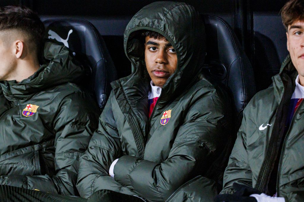 Lamine Yamal and two other young footballers in puffer coats