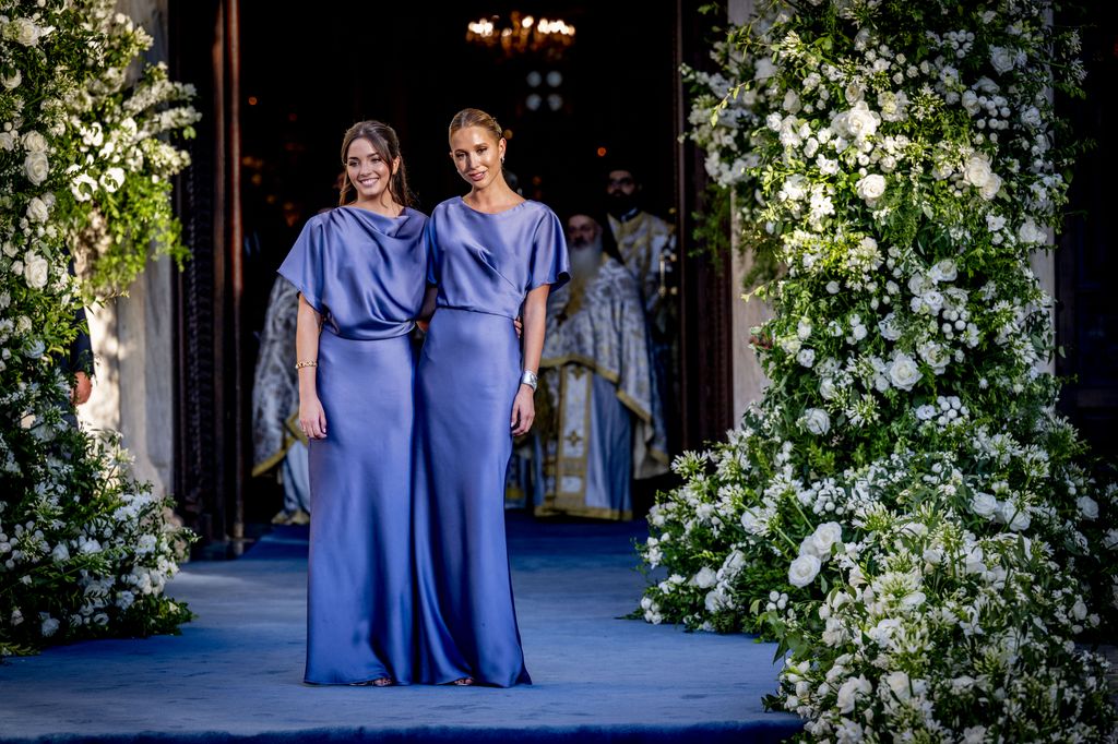 Arrietta Morales y de Grecia e Princesa Maria-Olympia em vestidos combinando