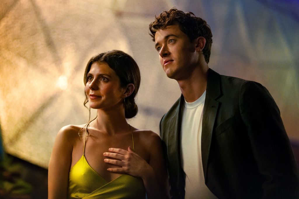 Who stars in People We Meet on Vacation