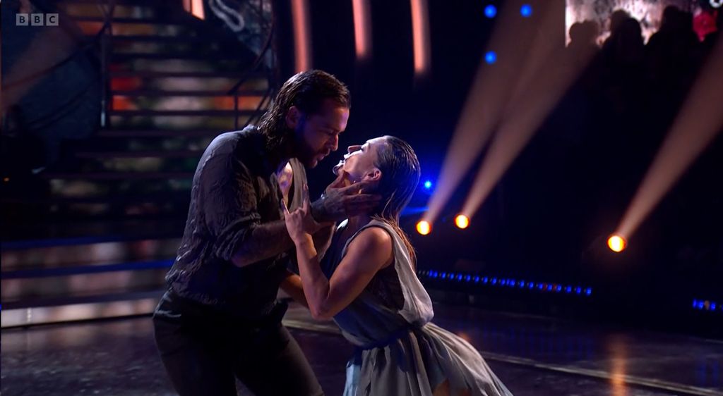 Pete Wicks and Jowita Przystal dancing a rumba