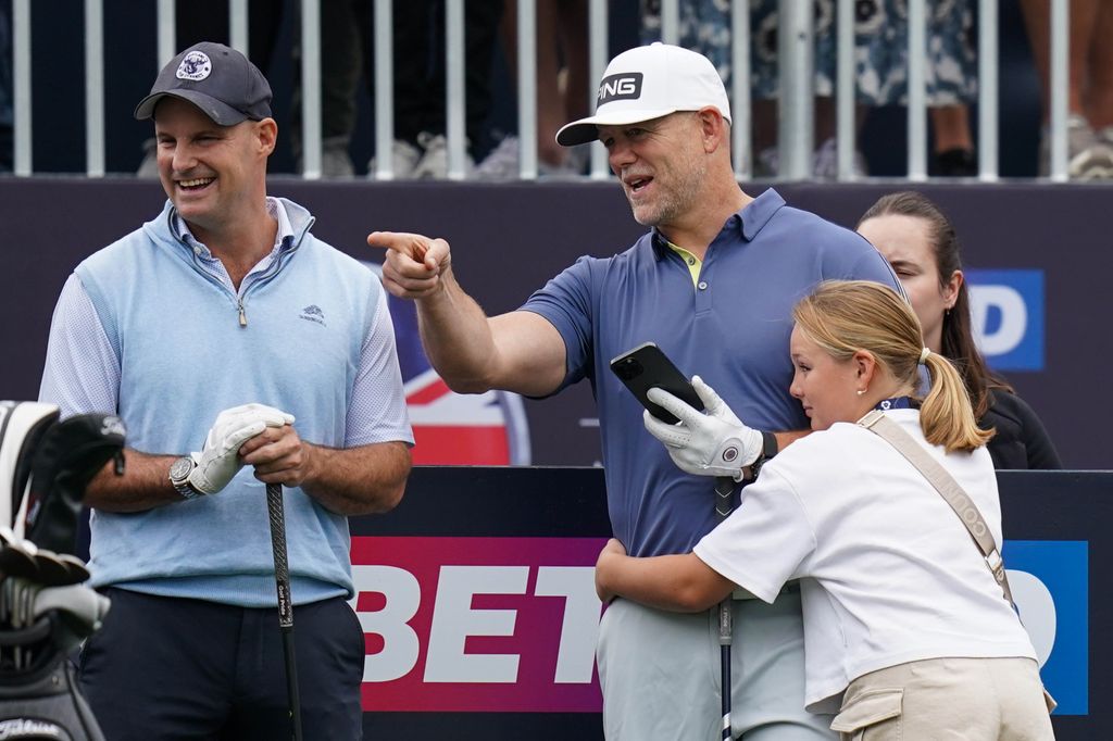 Mike Tindall and his daughter Mia cuddling at a golf tournament 