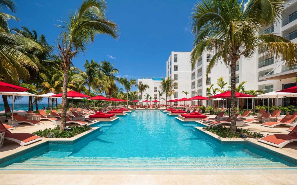 S Hotel Jamaica poolside